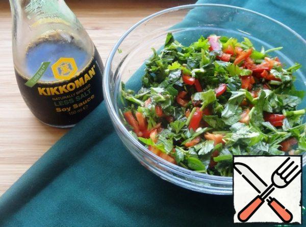 You can use any greens: parsley, coriander, mint, Basil. But it is better to have a mix of herbs, so it tastes better. So, chop the greens not very finely, cut the chili into thin strips. Its number depends entirely on Your preferences. Mix the butter, honey, soy sauce, lemon juice, chili and herbs in a bowl.