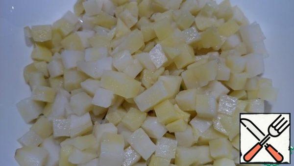 Let's imagine that half an hour is left before the guests arrive.
You need to prepare the most important ingredients - potatoes and eggs.  First of all, I would take out a double boiler and place the peeled and cut potatoes into small neat cubes together with an egg.  I have cooked eggs and potatoes at the same time in a double boiler many times - very convenient!  It takes 15-20 minutes to cook in this way, no more.  And I also cooked without a double boiler.  To do this, you must boil the egg and potatoes separately.  You can boil potatoes in their uniforms, and then peel and cut, you can - immediately into cubes - the main thing is not to miss the moment and not let them boil - any method convenient for you will do!  The main thing is not to forget to salt;)