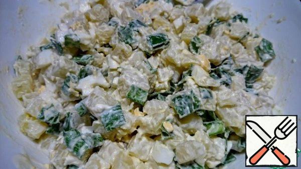 And, finally, everything is mixed, it is filled with mayonnaise, yes, yes, without this there is no way.  The salad should live up to its name.