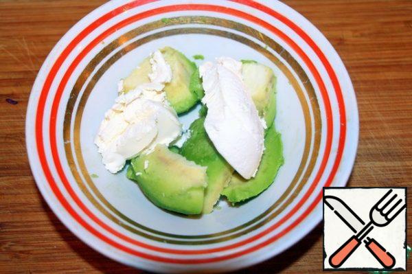 Put the avocado and cottage cheese in a bowl.