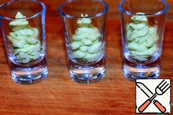 Put the avocado cream in serving glasses. Top with red caviar and serve.