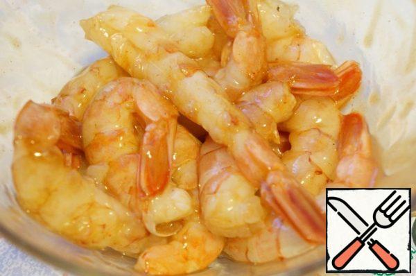 Peel the shrimp, leaving the tail (optional). Cut the back and pull out the dark strip of intestines.
Marinate the shrimp in a mixture of oyster sauce, lemon juice and paprika for 20-30 minutes.