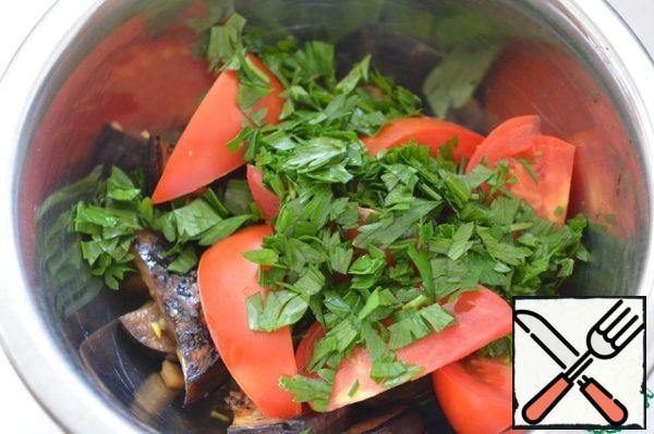 Mix the eggplant with the tomatoes and chopped herbs. Coriander is ideal here. But parsley isn't bad either. When serving, sprinkle with mustard seeds.