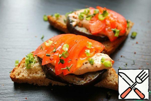 Top with sliced tomatoes. Season with salt and pepper and sprinkle with herbs. If desired, sprinkle with grated cheese.