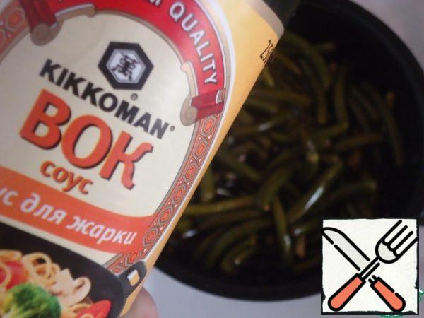 If possible, chop the spices, pepper and cloves will give a bright aroma. Heat the oil and fry the garlic cloves for 10 minutes, then add the sugar and soy sauce and fry until tender. Remove from the heat and sprinkle with the roasted sesame seeds.