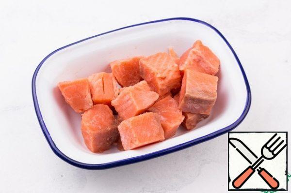 All preparatory work can be done at home.
Cut the fish into 2 cm pieces.
The fish must be well thawed and be at room temperature before cooking, otherwise it will turn out dry.