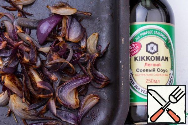 Cut the onion into small segments, drizzle with oil and soy sauce, mix and cook until soft (about 15 minutes) in a preheated 160 degree oven.
If you hold it longer, the onion will be crispy, which also gives its zest.
But in this case, it will need to be used immediately, if it lies down, it will become softer.