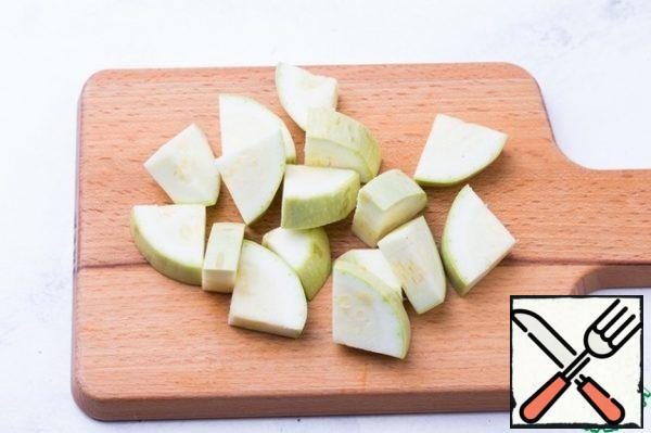 Cut the zucchini into small segments.