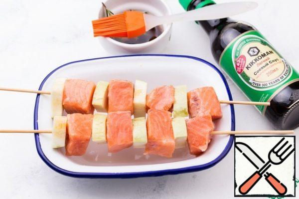 Soak the skewers in water for about 10 minutes.
Put the trout and zucchini on the skewer alternately.
Use a cooking brush to brush with a mixture of oil and soy sauce.
For this recipe, it is better to take fragrant olive oil.
I wrote more about it here http://www.povarenok . ru/recipes/show/141 505/
If there is no such oil, then you can take the usual olive oil, adding seasonings to your taste.