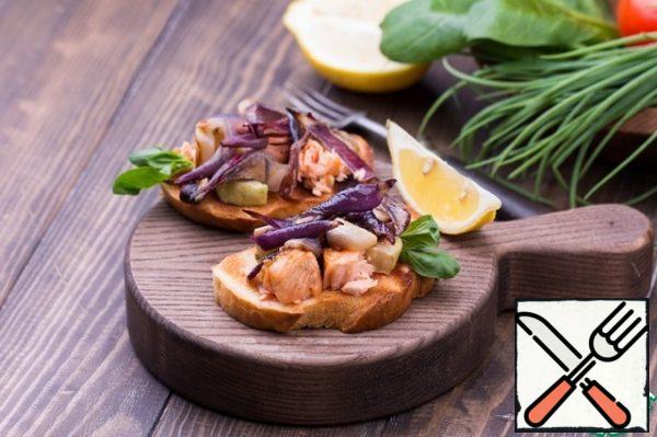 Pieces of fish and zucchini put on bruschetta, you can pre-cut them a little smaller.
Put the onion on top.