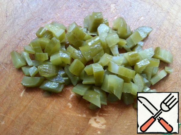 Cut the cucumbers into small cubes.