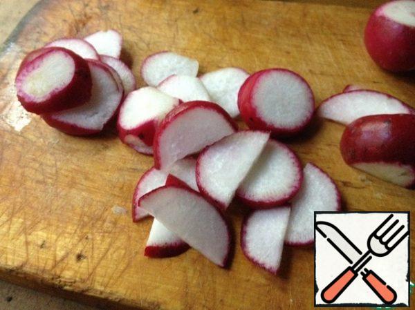Cut the washed and dried radishes.