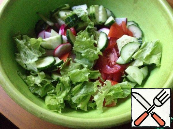 Pick up the washed and dried salad with your hands.  In a bowl, combine lettuce, radish, cucumber and tomatoes.
