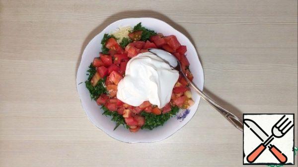 1. finely Chop the ham, tomatoes, and herbs.
2. Grate the cheese on a fine grater.
3. Combine the crushed products. Add mayonnaise, salt, pepper and mix well.