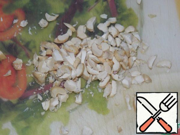 Fry and chop the cashew nuts.