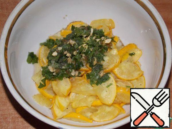 Transfer the zucchini to a Cup, season with salt and pepper, and add the nut and garlic dressing. Mix well, cool and put in the refrigerator for 2 hours.