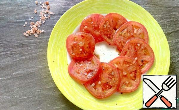 Pour the sauce over the tomatoes.
