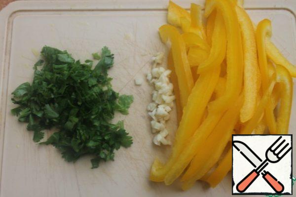 Cut the bell pepper into strips, chop the garlic and coriander finely.