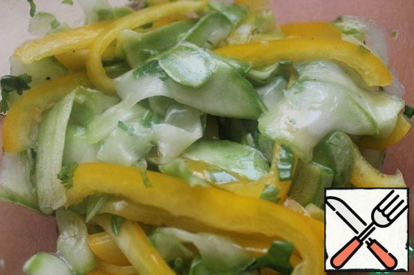For the marinade, mix vinegar, oil, salt (about 0.5 tsp), honey and black pepper. Beat it with a fork. Lightly squeeze the zucchini from the juice, add pepper, herbs and garlic, pour the marinade, mix gently and put in the refrigerator for 4 hours.