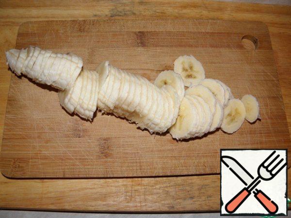 Cut the bananas into thin slices.
