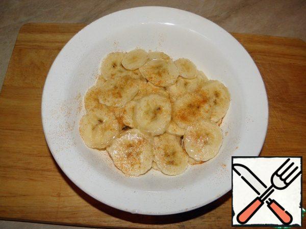 Add to the bananas vegetable oil, salt, Cayenne pepper (if desired, you can dry onion, garlic). Mix everything carefully.
