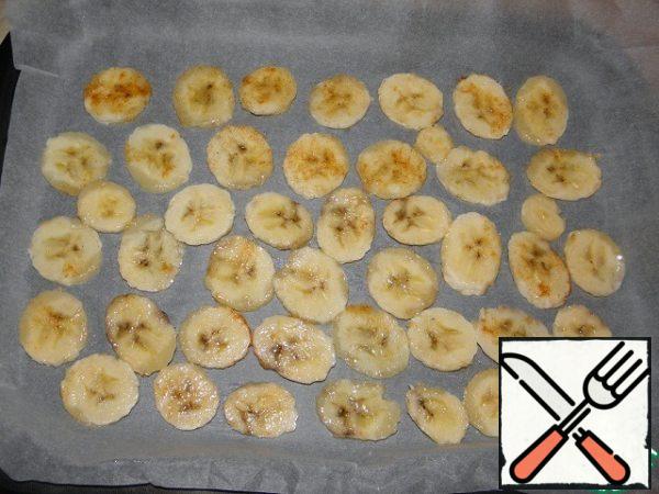 Cover the baking sheet with parchment paper (or a special Mat) put the bananas in a single layer put in a preheated oven (I have around 190-200 degrees) for a time that depends on the temperature and how toasted you want to see the chips. It is advisable to flip the chips at least once during cooking (but not necessarily), approximately bake the chips for 20-25 minutes, until they are crispy. Keep an eye on the chips, as they can burn (you can make them not very crispy), in General, the moisture should go away.