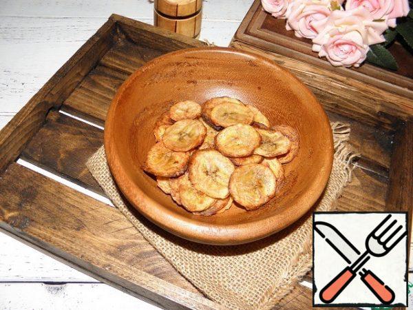 These banana chips can be made salted or without salt and then sprinkle with powdered sugar. You can do it with pepper or vanilla. It all depends on your imagination and taste.