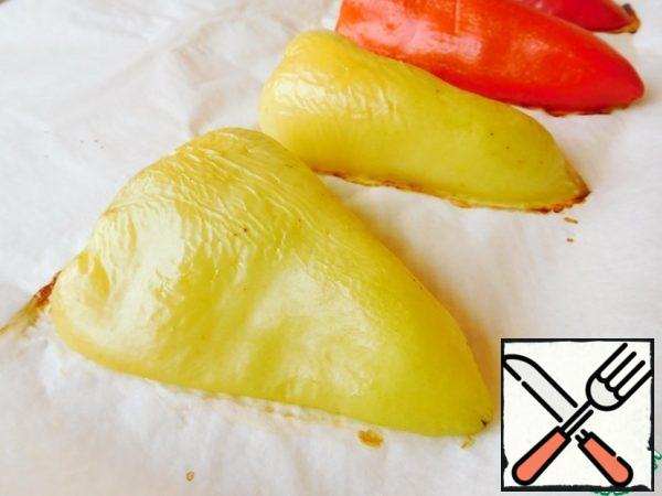 Peppers are cleaned from seeds, cut in half and sent to a preheated 200 * oven for 20 minutes. Remove and peel.