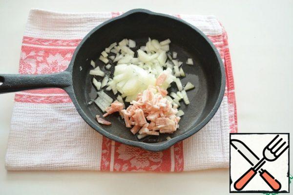 Dry grits pour boiling water in a ratio of 1: 2, cover with a lid and leave for 5 minutes. Then loosen the grits with a fork.  Finely chop the onion and bacon and lightly fry in oil until transparent.