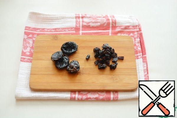 Pour hot water over the prunes for 15 minutes, dry them and cut them into small pieces.