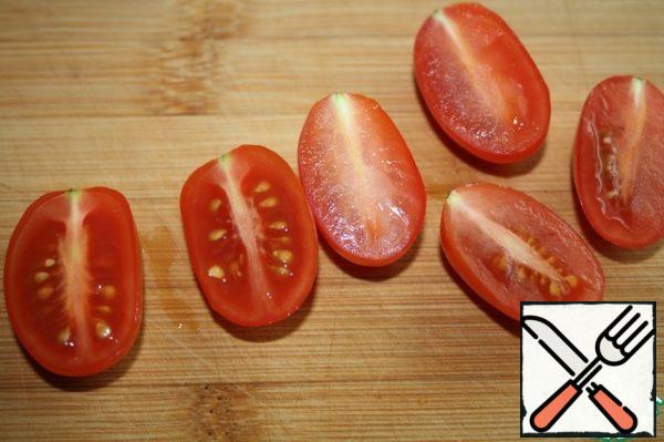 Wash the tomatoes and dry them with a towel.
Cut in half.
At this time, preheat the oven to 220-250 degrees and preheat for about 15 minutes.
It is better to make the temperature as high as possible.