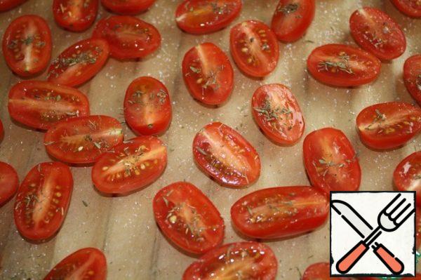 Brush the tomatoes with oil and sprinkle with salt, sugar and thyme.
Put the tomatoes in a well-heated oven and turn it off.
Do not open the oven door.
Leave in the oven overnight.