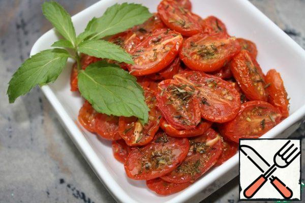 Tomatoes are not dried, but dried and juicy.
This snack is not made for future use.
The longest storage in oil and three days in the cold.