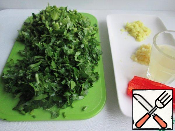 Drain the liquid from the olives.
Wash the greens and chop them finely.
Squeeze the garlic through a press.
Peel the ginger and grate it on a fine grater.
Peel the chili peppers from the seeds.
Squeeze the juice out of the lemon.