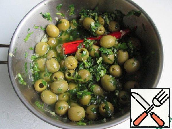 In a saucepan, pour the oil, add the grated ginger, chili and herbs. Put on fire. Mix everything and bring to a boil. Chili pepper can be sliced if desired.