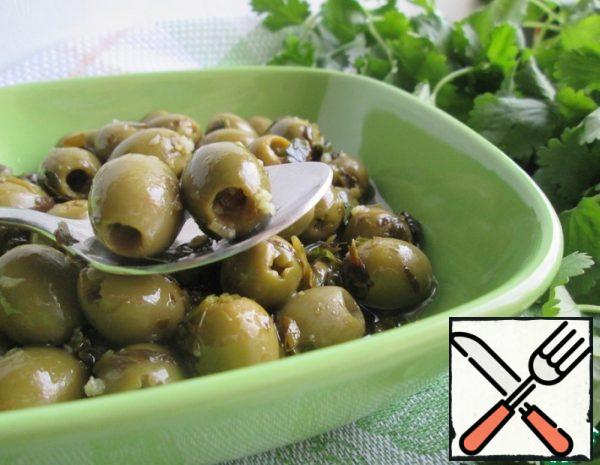 As soon as it boils, remove from the heat, add the garlic, lemon juice, olives (without liquid) and mix.