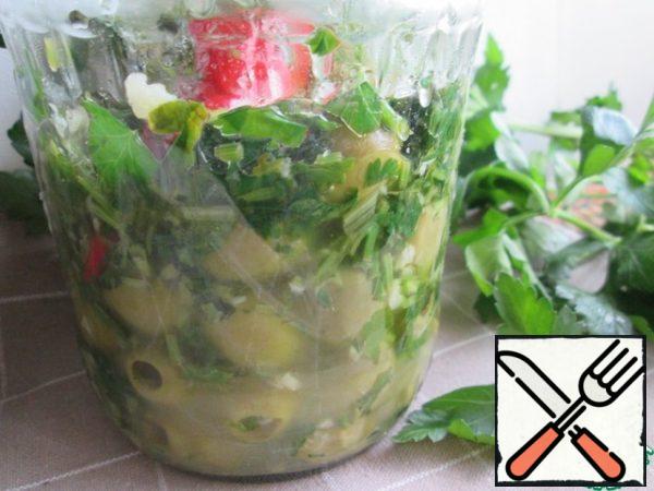 Then we put everything in a jar and close the lid. We will marinate olives for two days. You can leave it at room temperature on the first day, and then put it in the refrigerator. During this time, the olives will acquire an aroma, a pleasant sharpness and an interesting taste!