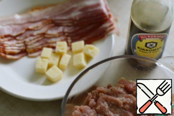 Cut the cheese into small cubes. Cut the bacon strips lengthwise into 2 halves. This way it will be easier to wrap our mitballs.
