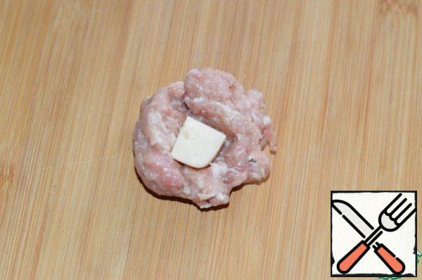 Spread a little minced meat, add cheese in the middle.