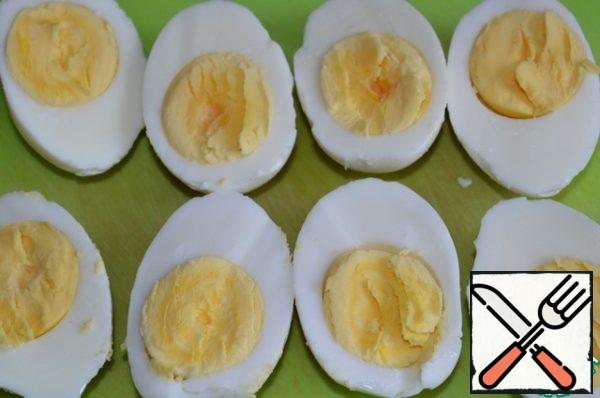 Prepare the products.
Hard-boiled eggs, cool and peel.
Cut in half and remove the yolks.
