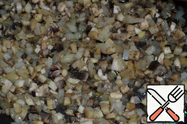 Finely chop the mushrooms and onions and fry them in butter.
Season with salt and pepper. Combine the egg yolks, onion and mushrooms, soy sauce and mayonnaise. Stir.