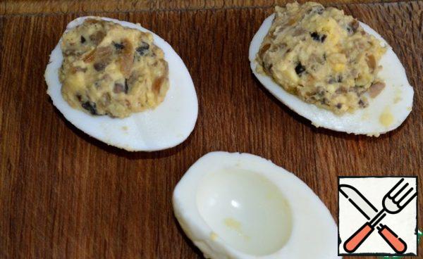 Put the finished filling in the protein halves.
Decorate as desired.
