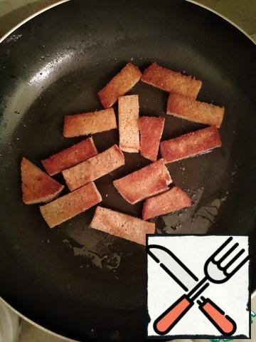 Croutons are fried very quickly, one or two minutes on each side, do not be distracted))