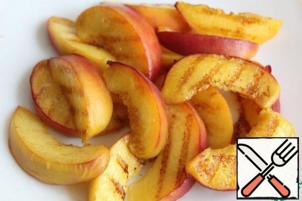 Put the fried peaches in a salad bowl.
