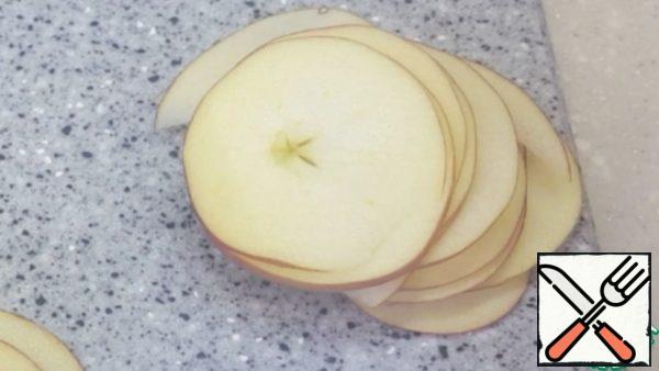 Cut the apples into thin circles.