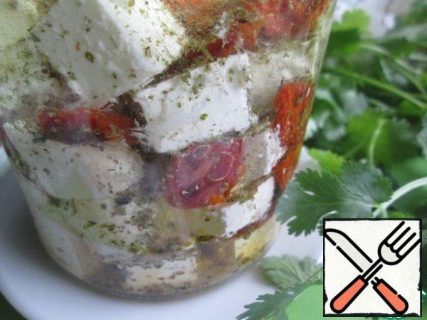 Shake the jar a little so that the air bubbles disappear, close the lid and leave at room temperature for a day. Then put it in the refrigerator.