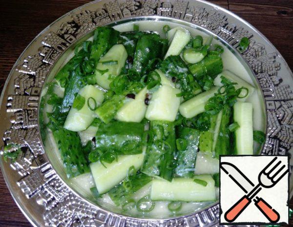 1. Cut the cucumbers into cubes of about 4 cm and put them in a bowl where the cucumbers will be pickled.
2. Add vegetable oil, water, vinegar, wasabi powder, grated garlic, salt and allspice to the cucumbers (pepper peas must first be ground).  Stir the cucumbers and put them in the refrigerator for 3 hours.  Put the finished cucumbers on a plate and decorate with herbs.