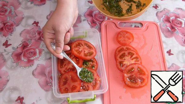 Spread the tomatoes in a convenient bowl in one layer. Put the marinade on each circle. Top with tomatoes again, then marinade. And so-until you run out of tomatoes and marinade.
Close the bowl and send it to the refrigerator for 30 minutes.