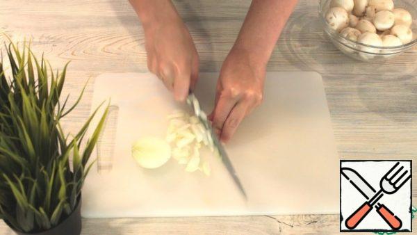 Onions and mushrooms are cut at random. Next, fry them until ready.