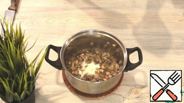 You can fry in oil, you can, like me, stew in a small amount of water. Then add sour cream.